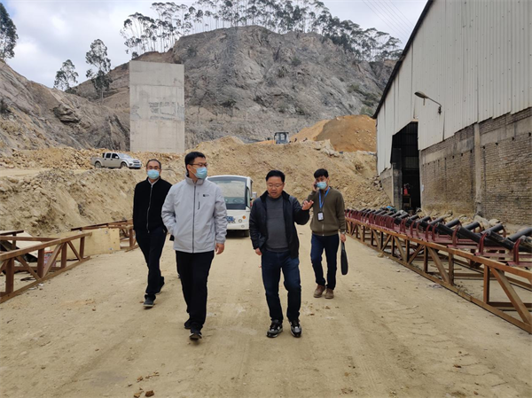 潘浩带队视察龙山镇博华园区企业生产运营及消防器材销售情况